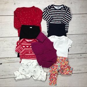 9 Pieces of girls clothes size 3-6months.